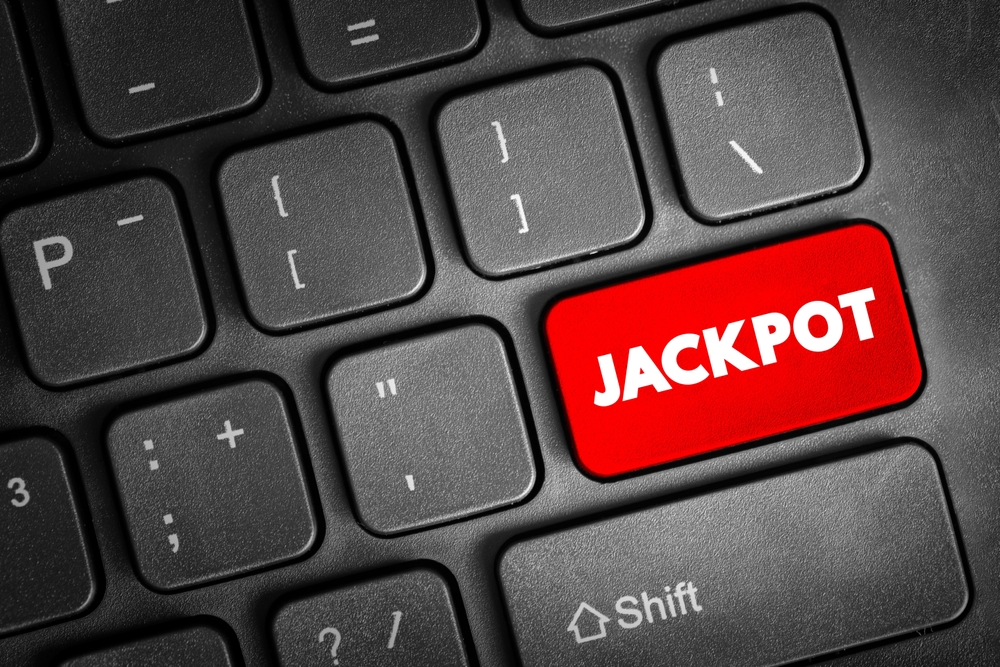 tastatura-cu-tasta-jackpot-rosie.jpg